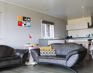 Moderne woonkamer van Vakantiehuis in Stolwijk, comfortabele banken in Alblasserwaard, Zuid-Holland.