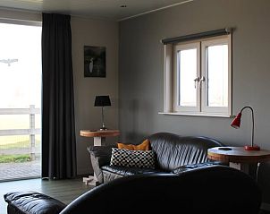Lichte woonkamer met uitzicht op de tuin in Vakantiehuis in Stolwijk, Alblasserwaard, Zuid-Holland.