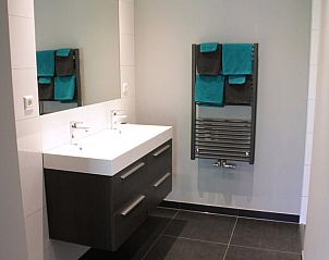 Moderne badkamer met dubbele wastafel in Vakantiehuis in Stolwijk, Alblasserwaard, Zuid-Holland.