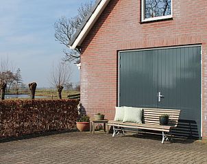Zithoek bij de ingang van Vakantiehuis in Stolwijk, ontspannen sfeer in Alblasserwaard, Zuid-Holland.
