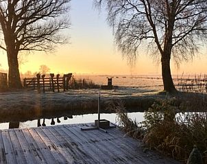Zonsopgang over het landschap bij Huisje in Stolwijk, vakantieverblijf in Alblasserwaard, Zuid-Holland.