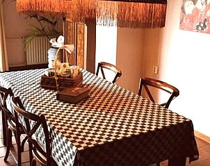 Eetkamer met sfeervolle verlichting in Huisje in Stolwijk, vakantieaccommodatie in Zuid-Holland.