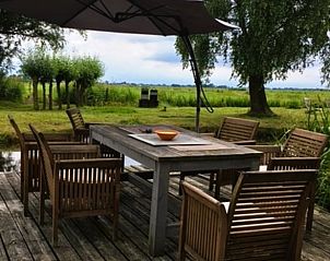 Buitenterras van Vakantiehuis in Stolwijk, met uitzicht op de groene velden van Alblasserwaard, Zuid-Holland.