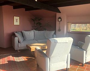 Knusse woonkamer in Vakantiehuis in Stolwijk, met comfortabele zitruimte in Alblasserwaard, Zuid-Holland.