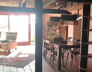 Ruime eetkamer in Vakantiehuis in Stolwijk, met veel natuurlijk licht in Alblasserwaard, Zuid-Holland.