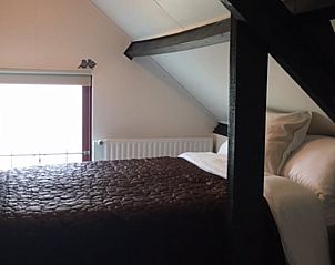 Comfortabele slaapkamer met uitzicht in Vakantiehuis in Stolwijk, Alblasserwaard, Zuid-Holland.