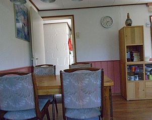 Eetkamer van Het Zomernest in Ouddorp met ruime tafel en stoelen, ideaal voor familiediners.