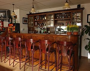 Gezellige bar in Pension Ouddorp, een sfeervolle bed and breakfast in Ouddorp, Goeree-Overflakkee, ideaal voor een ontspannen avond.