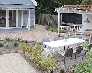 Das Ferienhaus ZH330 in Ouddorp verfgt ber eine einladende Terrasse mit modernen Auenmbeln in Sdholland.