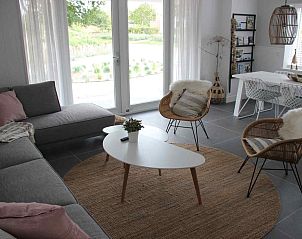 Gemtliches Wohnzimmer im Ferienhaus ZH330, Ouddorp, mit bequemer Sitzecke und Gartenblick.
