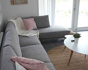 Gemtliches Ecksofa im Ferienhaus ZH330, Ouddorp, ideal fr Entspannung in Zuid-Holland.