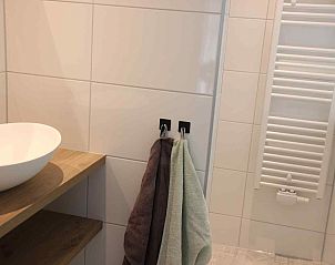 Modernes Badezimmer im Ferienhaus ZH330, Ouddorp, mit stilvollem Waschbecken und Handtuchhalter.