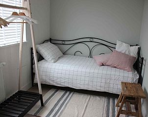 Gemtliches Schlafzimmer im Ferienhaus ZH330, Ouddorp, mit Einzelbett und ruhiger Einrichtung.