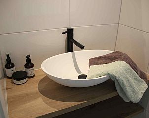Stilvolles Waschbecken im Ferienhaus ZH330, Ouddorp, mit modernen Accessoires und Holzdetails.