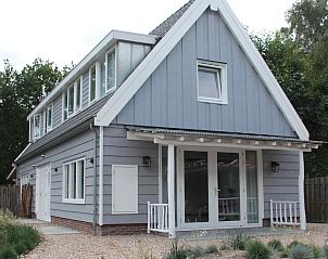 Ferienhaus ZH330 in Ouddorp, Goeree-Overflakkee, mit einem schnen Auenbereich und einer einladenden Terrasse.