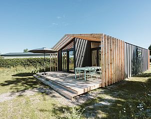 Scheunen-Ferienhaus in Ouddorp, Goeree-Overflakkee mit groer Terrasse und schattigem Bereich.