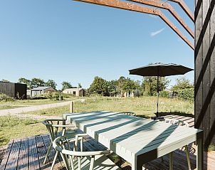 Blick von der Terrasse des Ferienhauses Barn in Ouddorp, umgeben von Natur.