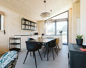 Stilvolle Einrichtung des Ferienhauses Barn in Ouddorp mit Holzinterieur.