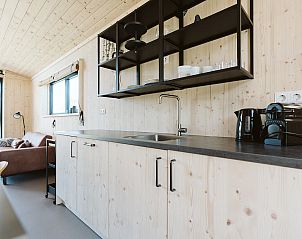 Moderne Kche in Scheune Ferienhaus in Ouddorp, Goeree-Overflakkee mit Holzoberflche.