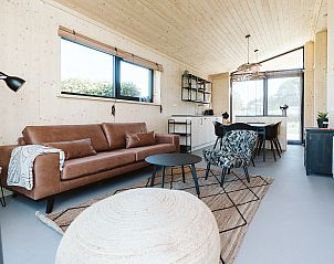 Gemtliches Wohnzimmer im Barn Ferienhaus in Ouddorp mit Ledersofa und gemtlicher Atmosphre.