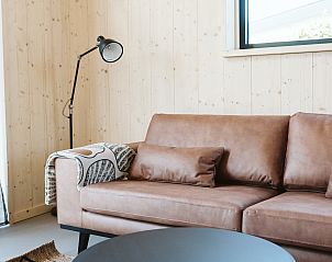 Detail des Ledersofas im Ferienhaus Barn in Ouddorp, Goeree-Overflakkee.