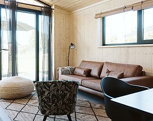 Gemtliche Sitzecke im Ferienhaus Barn in Ouddorp, Sdholland, mit viel natrlichem Licht.