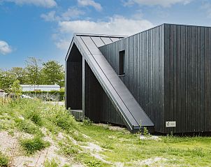 Moderne architectuur van Scandic vakantiehuis in Ouddorp, gelegen in de natuur van Zuid-Holland.