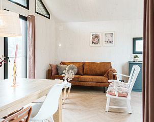 Lichte woonkamer van Scandic vakantiehuis in Ouddorp, ideaal voor ontspanning.