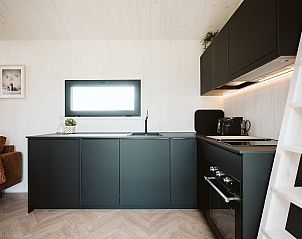 Functionele keuken met stijlvolle inrichting in Scandic vakantiehuis Ouddorp.