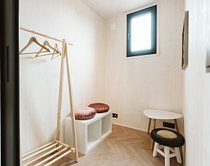 Slaapruimte in Scandic vakantiehuis Ouddorp, met minimalistisch ontwerp en natuurlijk licht.