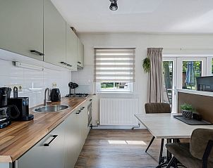 Moderne keuken in Bungalow Zierikzee, Ouddorp, Zuid-Holland. Compact en volledig uitgerust voor een comfortabel verblijf.