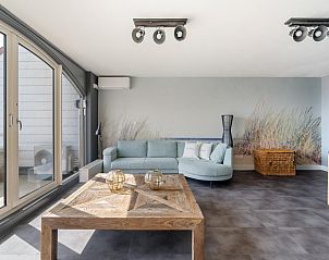 Stijlvolle woonkamer in De Brouwersdam vakantiehuis, Ouddorp, Goeree-Overflakkee, met moderne inrichting en veel natuurlijk licht.