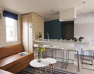 Moderne Kche und Sitzecke im Mobil home Zeemeeuw, Ferienhaus in Ouddorp, Sdholland.