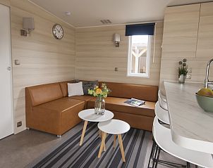 Komfortables Wohnzimmer im Mobilheim Seagull, Mobilheim in Ouddorp mit gemtlicher Einrichtung.