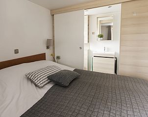 Attraktives Schlafzimmer im Mobilheim Seagull, Mobilheim in Ouddorp, perfekt fr einen entspannten Aufenthalt.