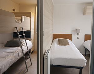 Familienfreundliches Schlafzimmer mit Etagenbett im Mobil home Seagull, Ferienhaus in Goeree-Overflakkee.