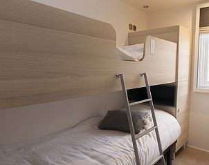 Kinderzimmer mit Etagenbetten in Mobil home Zeemeeuw, Mobil home in Ouddorp, Sd-Holland.