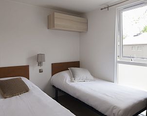 Helles Schlafzimmer mit Einzelbetten in Mobil home Zeemeeuw, Ferienunterkunft in Ouddorp.