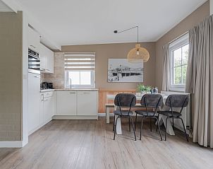 Genieen Sie die gerumige Veranda von Bungalow Renesse in Ouddorp, Sdholland, perfekt fr Mahlzeiten im Freien und zum Entspannen.