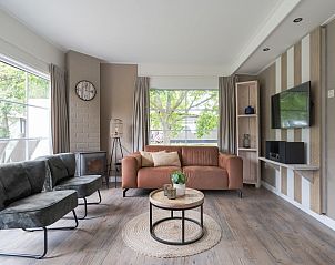 Schlafzimmer im Bungalow Renesse, Ouddorp, mit bequemen Betten und erholsamer Aussicht auf die Natur von Sdholland.