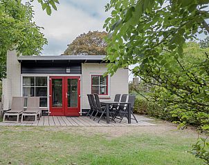 Das stilvolle Wohnzimmer des Bungalows Renesse in Ouddorp bietet eine warme und einladende Atmosphre zur Entspannung.