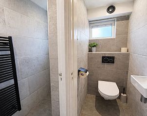 Gezellige kinderkamer met stapelbed in Bungalow Renesse, Ouddorp, perfect voor een familievakantie in Zuid-Holland.