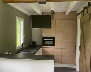 Moderne keuken in vakantiehuis Vrijheid in Ouddorp, Goeree-Overflakkee, Zuid-Holland, voorzien van alle gemakken.