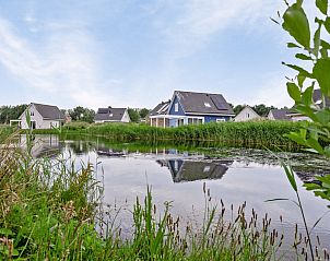 Reihenhaus in Ouddorp, Ferienhaus in Goeree-Overflakkee, Sdholland mit malerischem Blick auf das Wasser und die umliegende Natur.