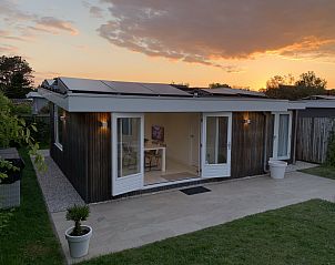 Stilvolle Dusche im Ferienhaus ZH447, Wandverkleidung aus Holz, Ouddorp, Goeree-Overflakkee, Sdholland.