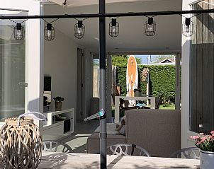 Ruhiger Strand mit Reitern in der Ferne, in der Nhe des Ferienhauses ZH447, Ouddorp, Goeree-Overflakkee, Sdholland.