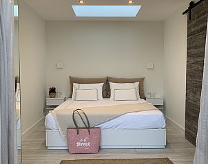 Modernes Wohnzimmer und Kche im Ferienhaus ZH447, Ouddorp, Goeree-Overflakkee, Sdholland.