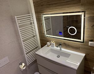 Intelligenter Spiegel mit Temperaturanzeige im Ferienhaus ZH447, Ouddorp, Goeree-Overflakkee, Sdholland.