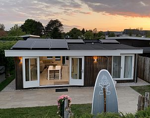 Windsurfen bei Sonnenuntergang in der Nhe des Ferienhauses ZH447, Ouddorp, Goeree-Overflakkee, Sdholland.