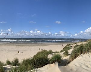 Kite- und Windsurfer auf dem Meer in der Nhe des Ferienhauses ZH447, Ouddorp, Goeree-Overflakkee, Sdholland.